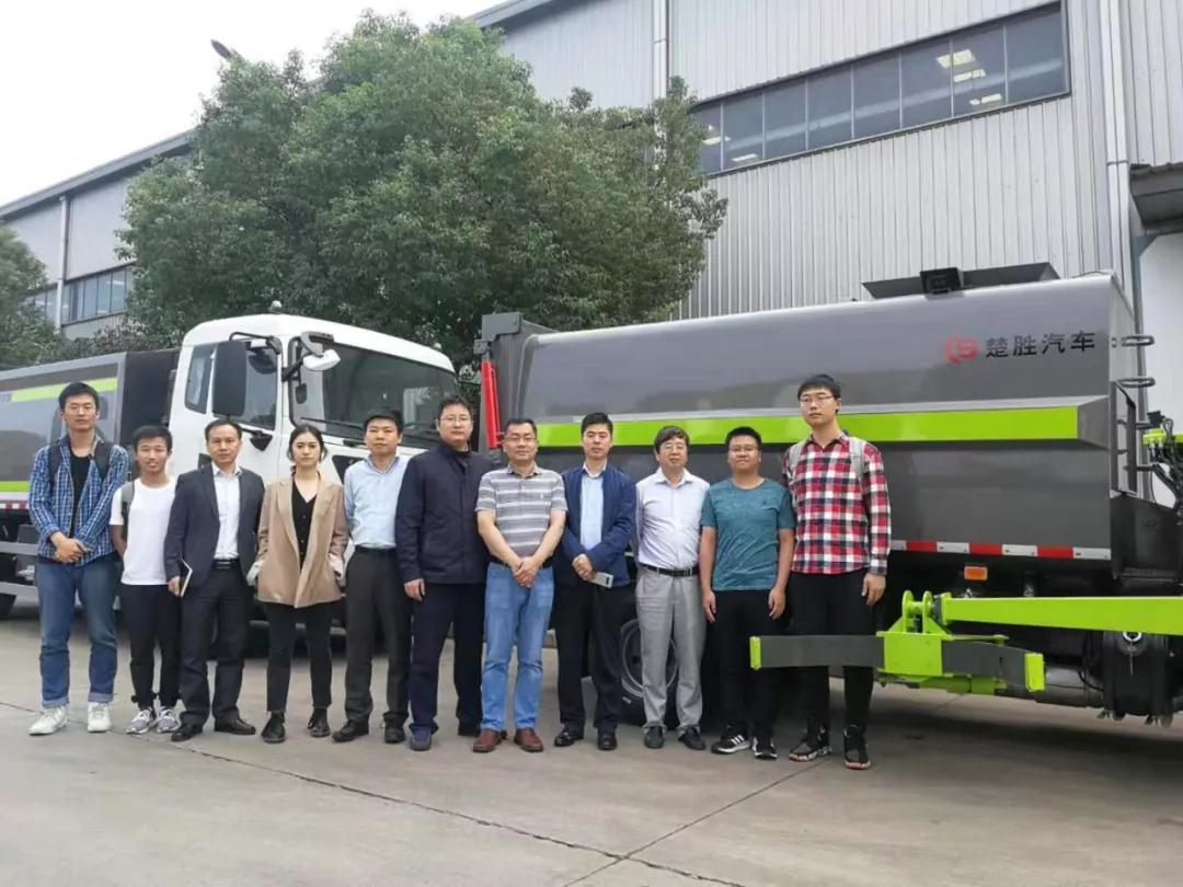 驚艷！“智能機(jī)械臂”自裝卸式垃圾車(chē)震撼問(wèn)世